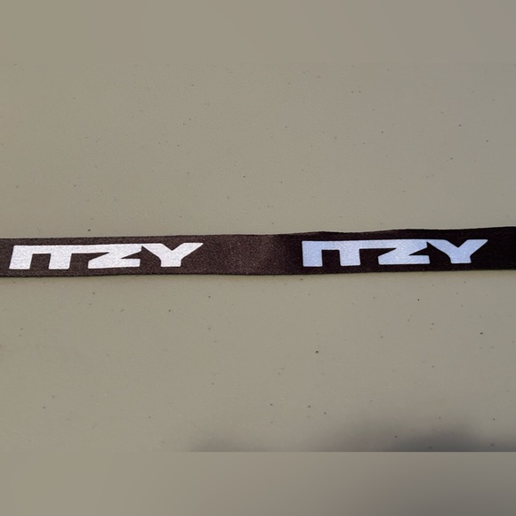 NEW! ITZY 2nd World Tour “Born To Be” OFFICIAL Tour VIP Laminate And Lanyard Set - Picture 3 of 3